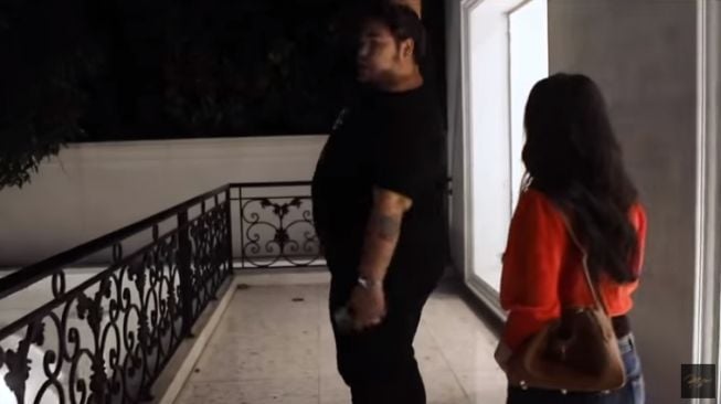 Potret rumah Ivan Gunawan. [YouTube/Rossa Official]