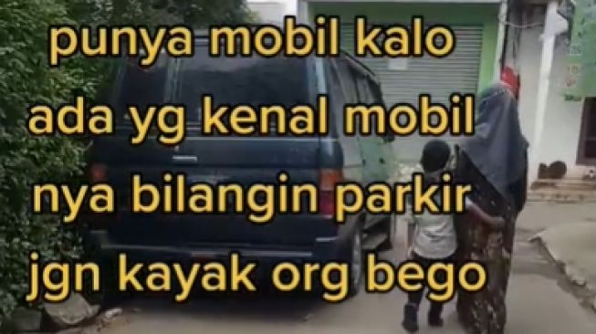 Mobil Parkir di Gang Sempit, Pemotor Marah Sebut Pemiliknya Otak Udang