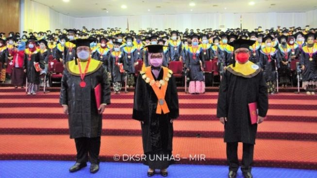 Rektor Universitas Pertahanan Wisuda Insinyur di Kampus Unhas