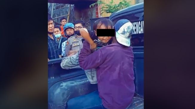 Anak ikut bapak dibawa mobil polisi (tiktok)