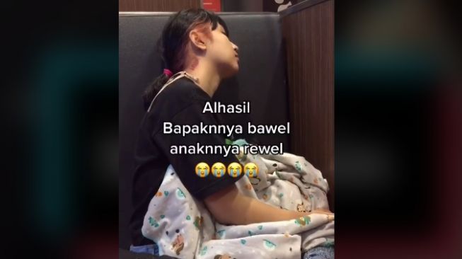 Ibu menyusui anak di tempat umum (tiktok)