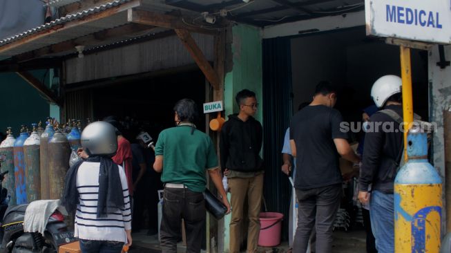 
Suasana antrean pelanggan di depot pengisian oksigen, Manggarai, Jakarta, Selasa (22/6/2021).[Suara.com/Dian Latifah