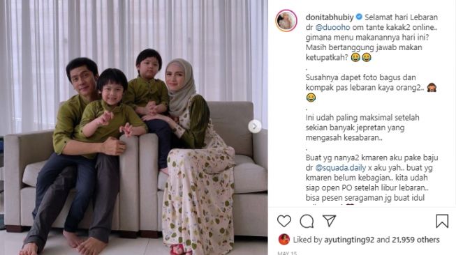 Donita dan Adi Nugroho bersama dua putranya. [Instagram/donitabhubiy]