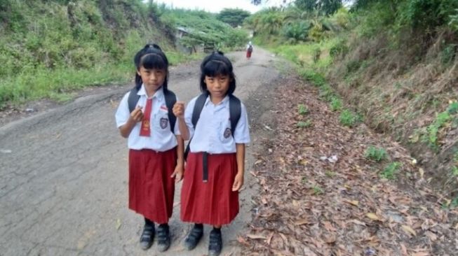 Miris! Si Kembar Indah dan Ifa Jalan Kaki 4 Km Berangkat Sekolah SD di Kalimantan