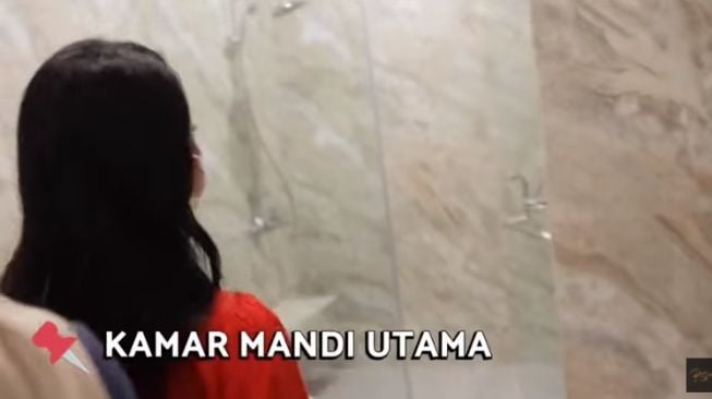 Potret rumah Ivan Gunawan. [YouTube/Rossa Official]