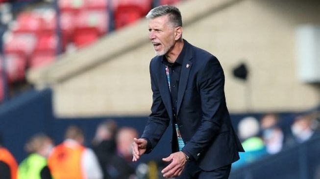 Pelatih Republik Ceko Jaroslav Silhavy memberikan instruksi kepada timnya saat menghadapi Kroasia pada laga Hampden Park, Glasgow, Grup D. Robert Perry / POOL / AFP