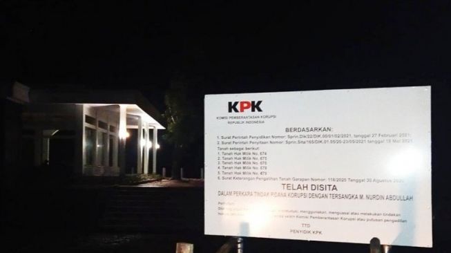 Plang penyitaan KPK terpasang berdekatan dengan Masjid di Dusun Arra, Desa Tompo Bulu, Kabupaten Gowa, Sulawesi Selatan. FOTO/HO/dokumen pengurus masjid.