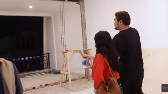 Potret rumah Ivan Gunawan. [YouTube/Rossa Official]