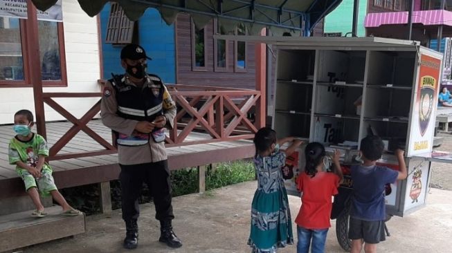 Bripka Rodie Bangun Semangat Anak-Anak Gemar Membaca