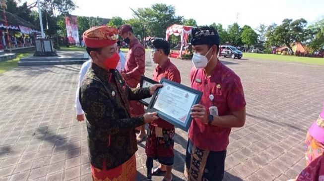 Capaian Vaksinasi Tertinggi di Kecamatan Terima Penghargaan