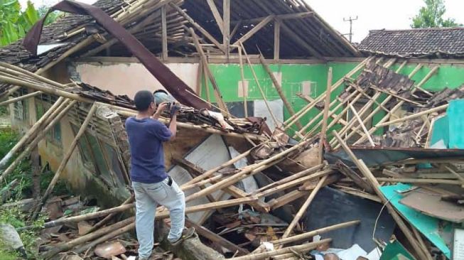 Sekolah Berusia 41 Tahun di Leuwidamar Lebak Ambruk Diguyur Hujan