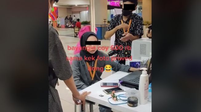 Petugas dan fotografer photobooth di mall (tiktok)