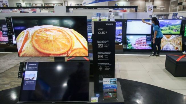 Migrasi ke tv digital akan dimulai pada Agustus 2021. Foto: Petugas membersihkan TV di Elektronik City, SCBD, Jakarta, Selasa (3/11/2020). [Antara/Rivan Awal Lingga]