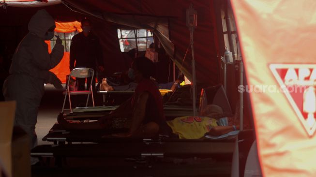 Suasana halaman parkiran yang di dirikan tenda BNPB di RSUD dr.Chasbullah Abdulmadjid, Bekasi, Rabu (23/6/2021).  [Suara.com/Dian Latifah]
