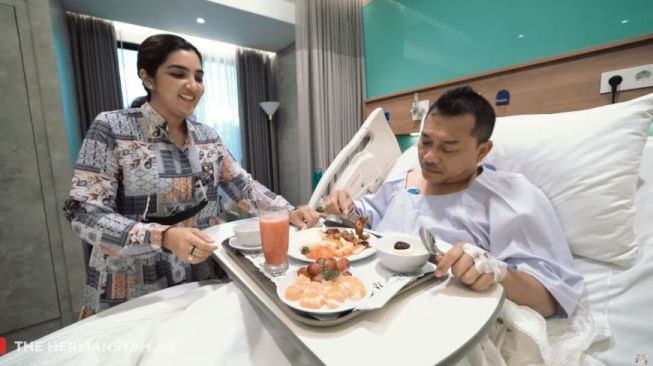 Potret Anang Hermansyah dirawat di rumah sakit. (YouTube/The Hermansyah A6)