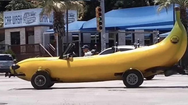 Modifikasi mobil berbentuk buah pisang (Boredpanda)