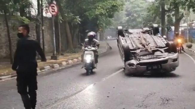 "Mobil Pejabat" Terguling di Jalan Tamansari Bandung