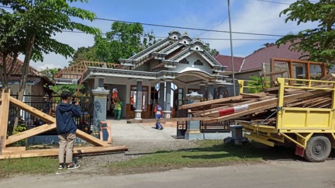 Terungkap! Suami Ponorogo Bongkar Rumah Mewah Cuma Ambil Atapnya, Emoh Dibayari