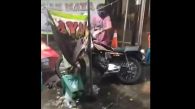 Viral Pemotor Diduga Terobos Warung Kaki Lima, Gerobak sampai Roboh