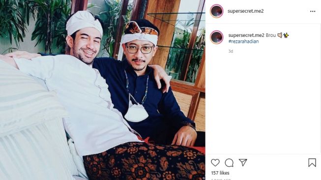 Momen Reza Rahadian ikut ritual penyucian vila. [Instagram]