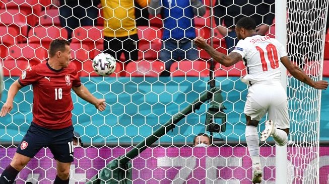 Pemain depan Inggris Raheem Sterling mencetak gol pembuka pada pertandingan sepak bola Grup D EURO 2020 antara Republik Ceko melawan Inggris di Stadion Wembley, London, Inggris,  Rabu (23/6/2021) dini hari WIB.  [AFP/Photo]
