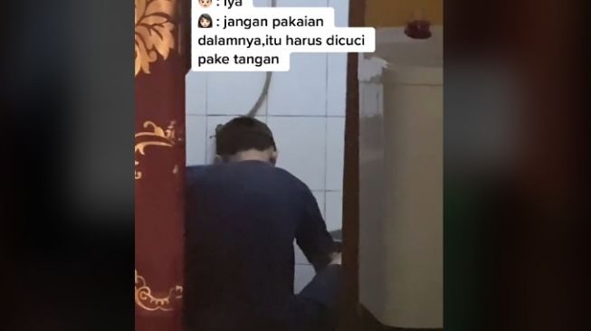 Adik laki-laki cucikan pakaian dalam kakak perempuan (tiktok)