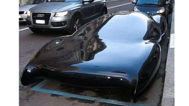 Modifikasi mobil serba hitam sampai kaca juga terlihat hitam (Boredpanda)