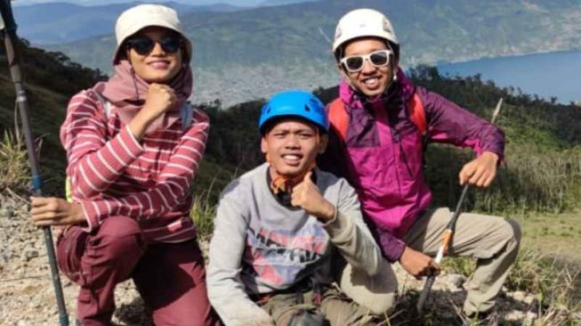 Elfin Nugraha (24) bersama bersama rekan pendaki saat berada di Gunung Talang, Kabupaten Solok. [Dok.ist]