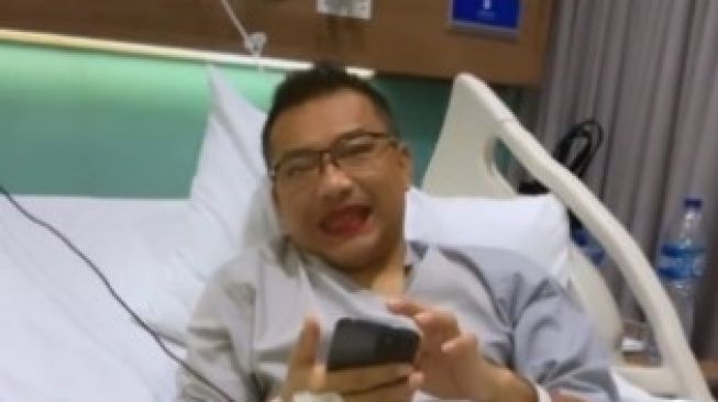 Potret Anang Hermansyah dirawat di rumah sakit. (YouTube/The Hermansyah A6)