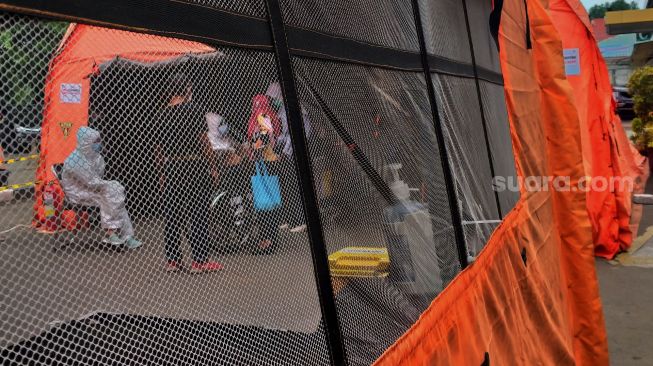 Suasana halaman parkiran yang di dirikan tenda BNPB di RSUD dr.Chasbullah Abdulmadjid, Bekasi, Rabu (23/6/2021).  [Suara.com/Dian Latifah]
