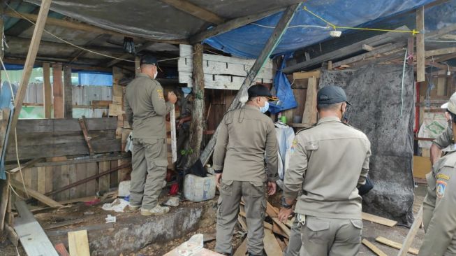 Petugas Satpol PP melakukan penertiban terhadap pedagang kaki lima (PKL) di Pasar Pandan Sari, Rabu (23/6/2021) pagi. [SuaraKaltim.id/Tuntun Siallagan]