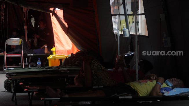 Suasana halaman parkiran yang di dirikan tenda BNPB di RSUD dr.Chasbullah Abdulmadjid, Bekasi, Rabu (23/6/2021).  [Suara.com/Dian Latifah]
