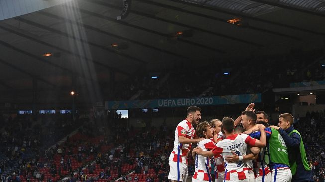 Para pemain Kroasia merayakan kepastian timnya lolos 16 besar Euro 2020 di Hampden Park di Glasgow, Rabu (23/6) dini hari WIB.  [AFP/Photo]