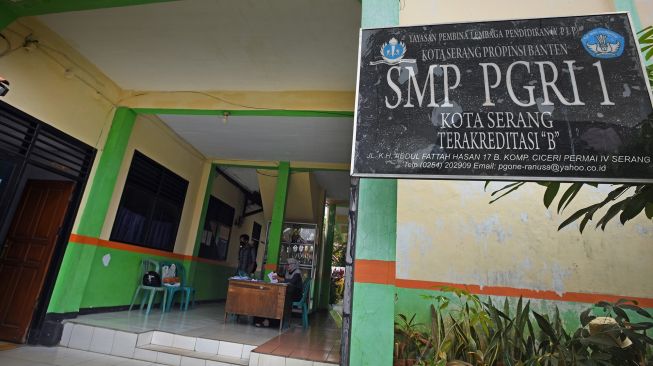 Panitia PPDB (Penerimaan Peserta Didik Baru) SMP PGRI 1 Kota Serang menunggu calon siswa yang akan mendaftar, di Serang, Banten, Rabu (23/6/2021).  ANTARA FOTO/Asep Fathulrahman