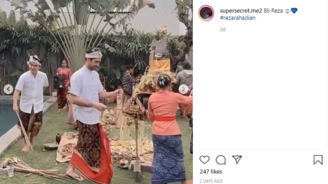 Momen Reza Rahadian ikut ritual penyucian vila. [Instagram]