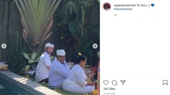 Momen Reza Rahadian ikut ritual penyucian vila. [Instagram]