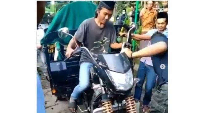 Viral Jenazah Diangkut Gunakan Motor Roda 3, Publik: Sembunyikan dari Sutradara Sinetron