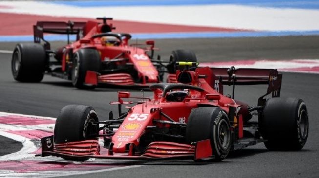 Pembalap Ferrari Carlos Sainz Jr memimpin dari pembalap Ferrari lainnya saat F1 GP Prancis di sirkuit Paul-Ricard in Le Castellet, southern France, on June 20, 2021. CHRISTOPHE SIMON / AFP