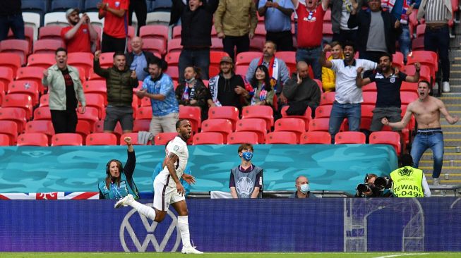 Pemain depan Inggris Raheem Sterling merayakan mencetak gol pembuka selama pertandingan sepak bola Grup D EURO 2020 antara Republik Ceko melawan Inggris di Stadion Wembley, London, Inggris,  Rabu (23/6/2021) dini hari WIB. [AFP/Photo]
