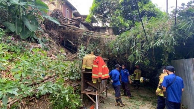 Pohon Tumbang Rusak Rumah Warga Balikpapan, Sempat Tutup Akses Jalan