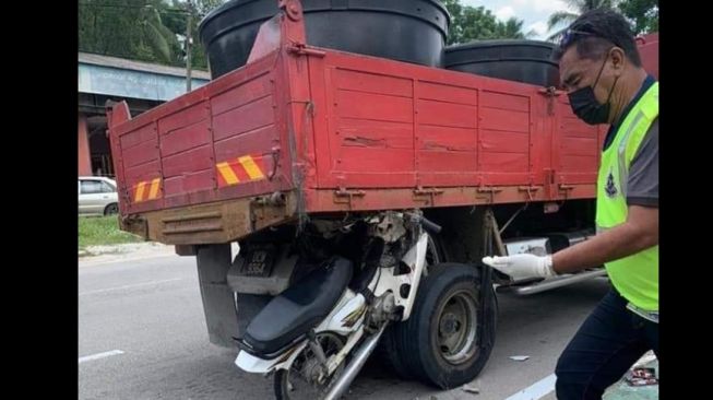 Motor mengalami kerusakan berat dan nyangkut di ban truk (Facebook)