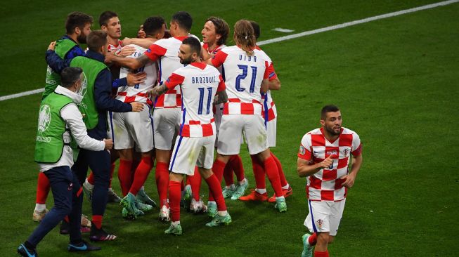 Para pemain Kroasia merayakan kepastian timnya lolos 16 besar Euro 2020 di Hampden Park di Glasgow, Rabu (23/6) dini hari WIB.  [AFP/Photo]