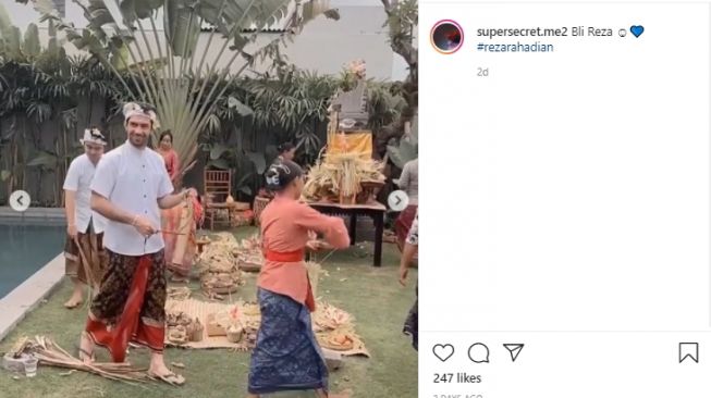 Momen Reza Rahadian ikut ritual penyucian vila. [Instagram]