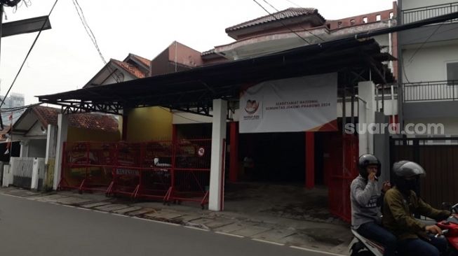 Penampakan kantor Seknas Jokowi-Prabowo 2024 di kawasan Tegal Parang, Mampang, Jaksel. (Suara.com/Bagaskara)