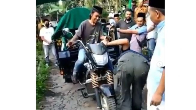 Viral warga angkut jenazah menggunakan motor roda 3 (Instagram)