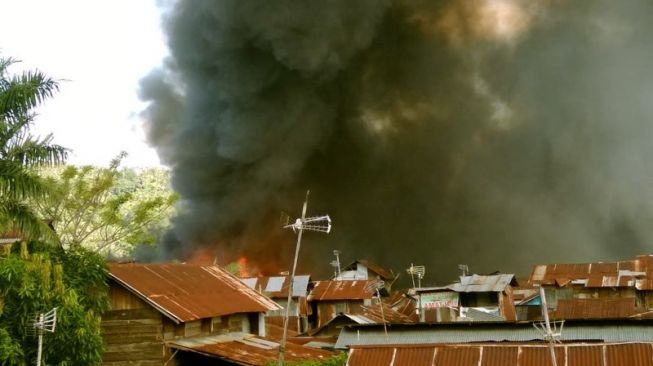 Pasar Tua Bitung Terbakar, Warga Panik Selamatkan Barang-barang