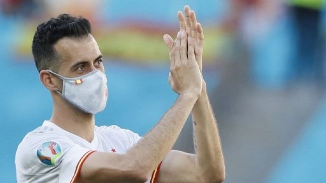 Gestur gelandang Spanyol Sergio Busquets usai pertandingan Grup E EURO 2020 kontra Slovakia di Stadion La Cartuja, Seville, Rabu (23/6). [AFP]