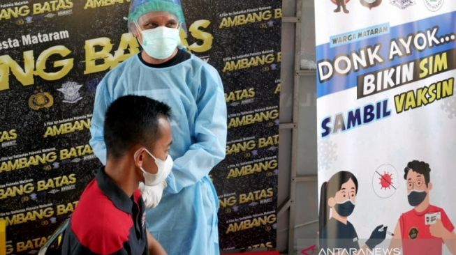 Ciptakan Inovasi, Polresta Mataram Berikan Hadiah Vaksin AstraZeneca Bagi Pemohon SIM