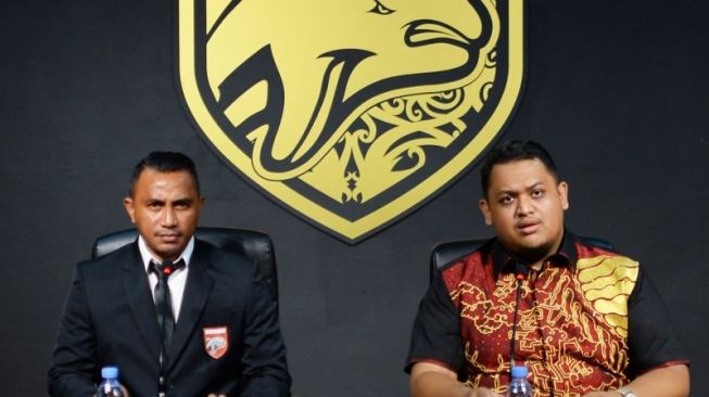 Presiden Borneo FC Nabil Husein Said Amin (kanan) bersama Firman Utina yang ditunjuk sebagai Direktur Akademi Nabil Husein Said Amin (Nahusam). (HO/Borneofc.id)