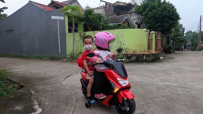 Anak Ucok Baba, Nabila tampak naik Yamaha NMAX di jalanan (Youtube)